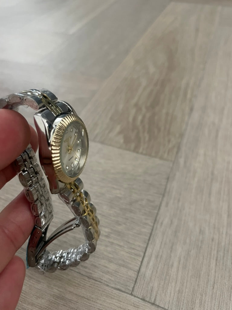 Women watch Fashion Round Room Gold Steel Band Quartz Wristwatch